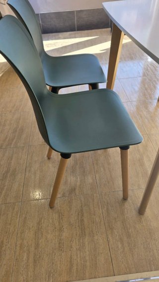Mesa y tres sillas para estetica uñas o oficina