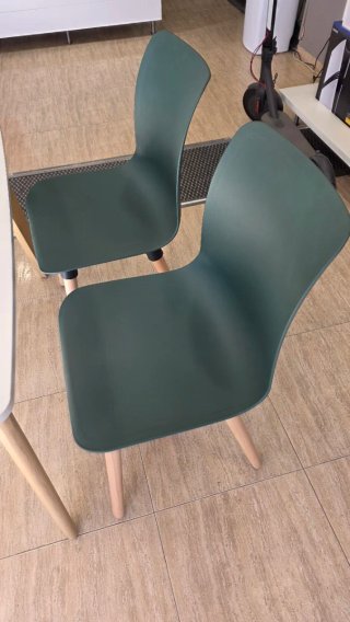 Mesa y tres sillas para estetica uñas o oficina