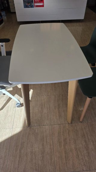 Mesa y tres sillas para estetica uñas o oficina