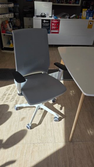 Mesa y tres sillas para estetica uñas o oficina