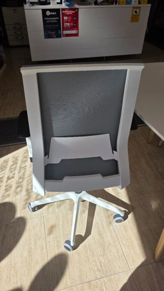 Mesa y tres sillas para estetica uñas o oficina