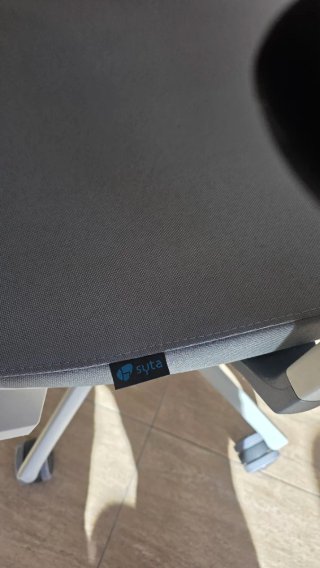 Mesa y tres sillas para estetica uñas o oficina