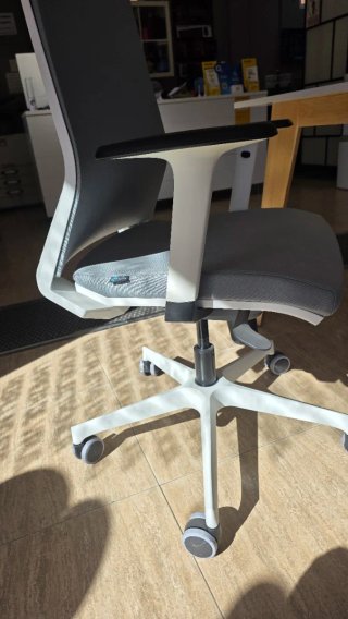 Mesa y tres sillas para estetica uñas o oficina