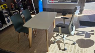 Mesa y tres sillas para estetica uñas o oficina