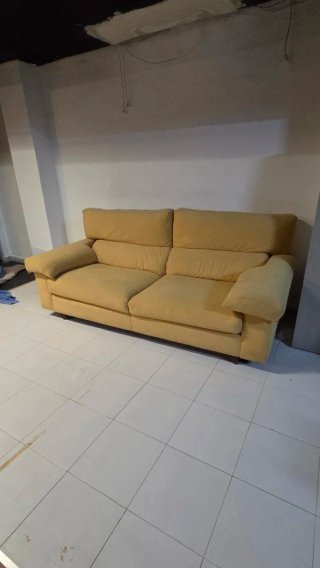 Sofá de tela amarillo