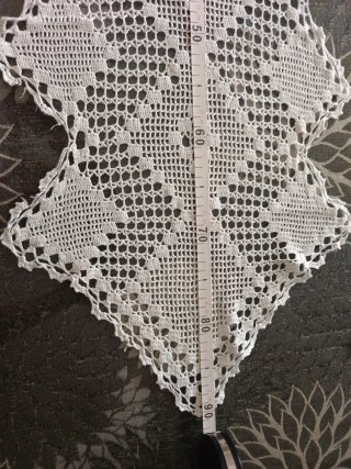 Tapete de ganchillo blanco