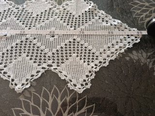 Tapete de ganchillo blanco