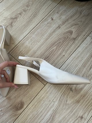 Tacones Slingback Stradivarius Blancos