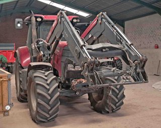 Tractor Case IH Puma 150 con pala Quicke Q66 cazo.