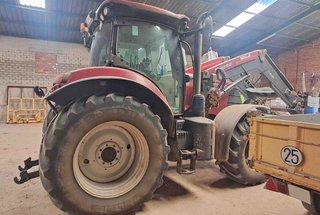 Tractor Case IH Puma 150 con pala Quicke Q66 cazo.