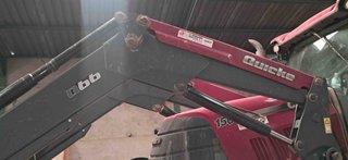 Tractor Case IH Puma 150 con pala Quicke Q66 cazo.
