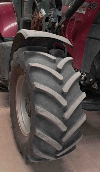 Tractor Case IH Puma 150 con pala Quicke Q66 cazo.