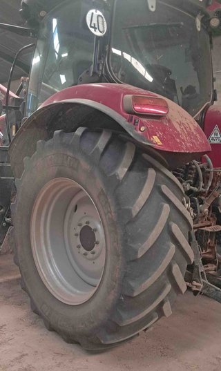 Tractor Case IH Puma 150 con pala Quicke Q66 cazo.