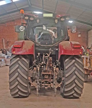 Tractor Case IH Puma 150 con pala Quicke Q66 cazo.