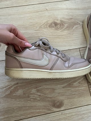 Zapatillas Nike grises y rosas