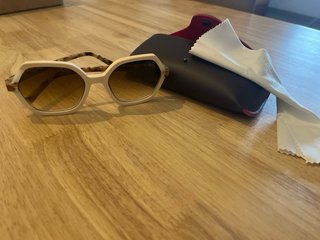 Gafas de sol blancas y marrones