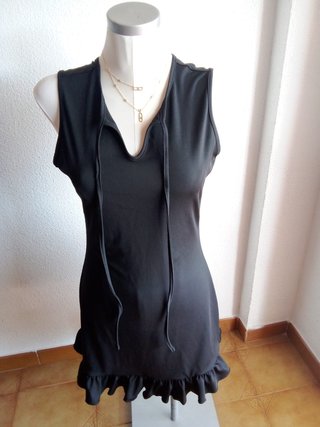 Vestido negro con volantes y lazada