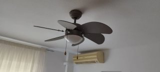 Ventilador de techo gris y blanco, no se marca.