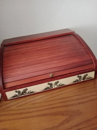Escritorio de madera con cajones