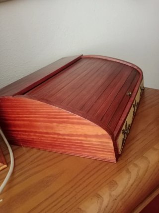 Escritorio de madera con cajones