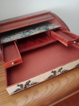 Escritorio de madera con cajones