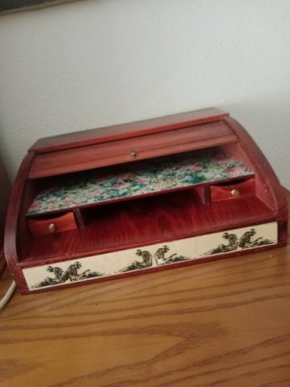 Escritorio de madera con cajones