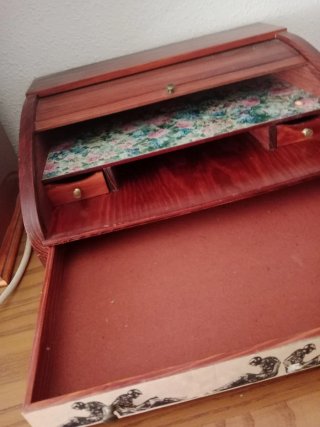 Escritorio de madera con cajones