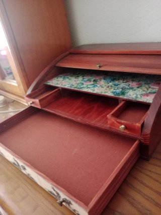 Escritorio de madera con cajones