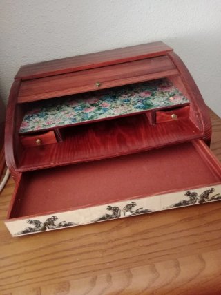 Escritorio de madera con cajones