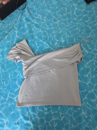 Camiseta Stradivarius hombro descubierto Talla L