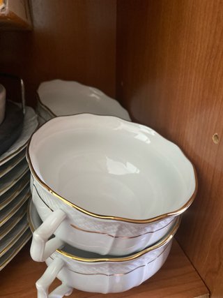 Sopera y platos de porcelana dorada  Sopera y 12