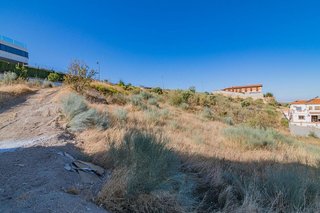 Terreno en venta en Zubia (La)