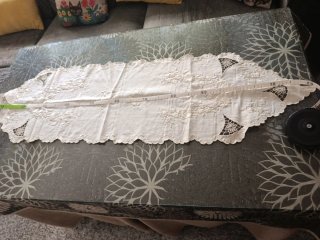 Tapete de mesa bordado