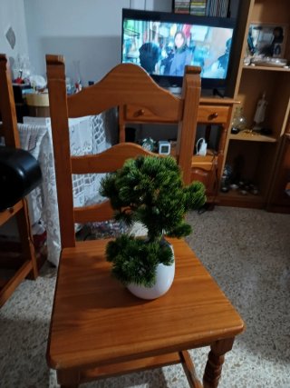 Bonsái artificial verde en maceta blanca