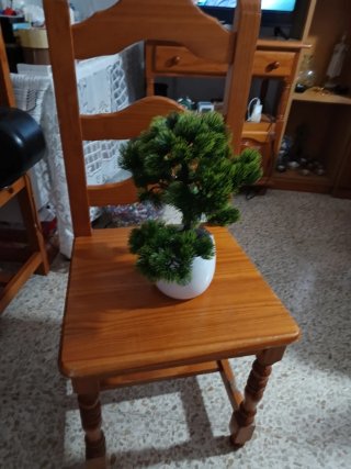 Bonsái artificial verde en maceta blanca
