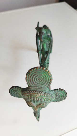 Estatua antigua de bronce. 1 kg. 24 cm. Elaborada