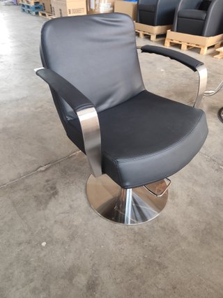 Sillón de peluquería negro con desperfectos
