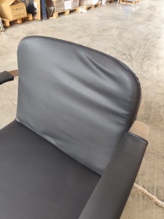 Sillón de peluquería negro con desperfectos