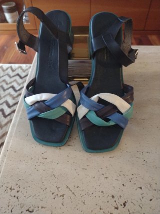 Sandalias de tacón trenzadas multicolor,