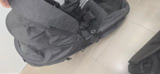 Carrito de bebé gris .
