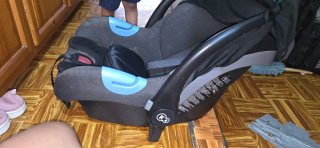 Carrito de bebé gris .