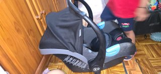 Carrito de bebé gris .