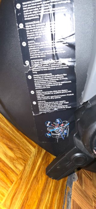 Carrito de bebé gris .