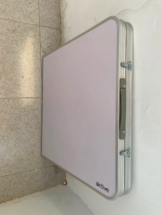 Mesa plegable de metal y plástico
