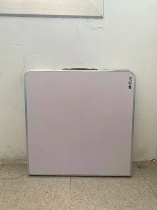 Mesa plegable de metal y plástico