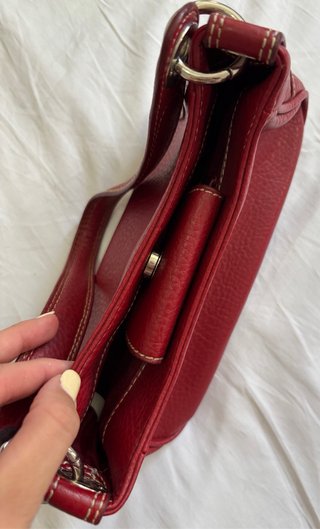 Bolso rojo pequeño con asa de piel