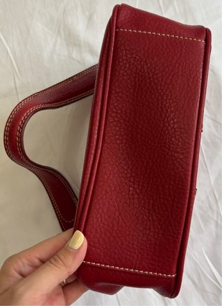 Bolso rojo pequeño con asa de piel