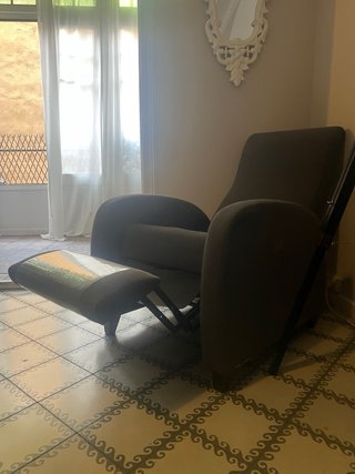 Sillón reclinable tapizado en tela gris