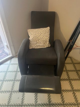 Sillón reclinable tapizado en tela gris