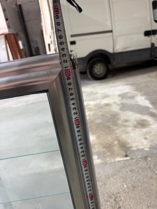 Vitrina de aluminio y cristal
